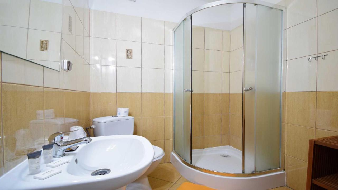 Ow Alfa Hotel Ревал Екстериор снимка