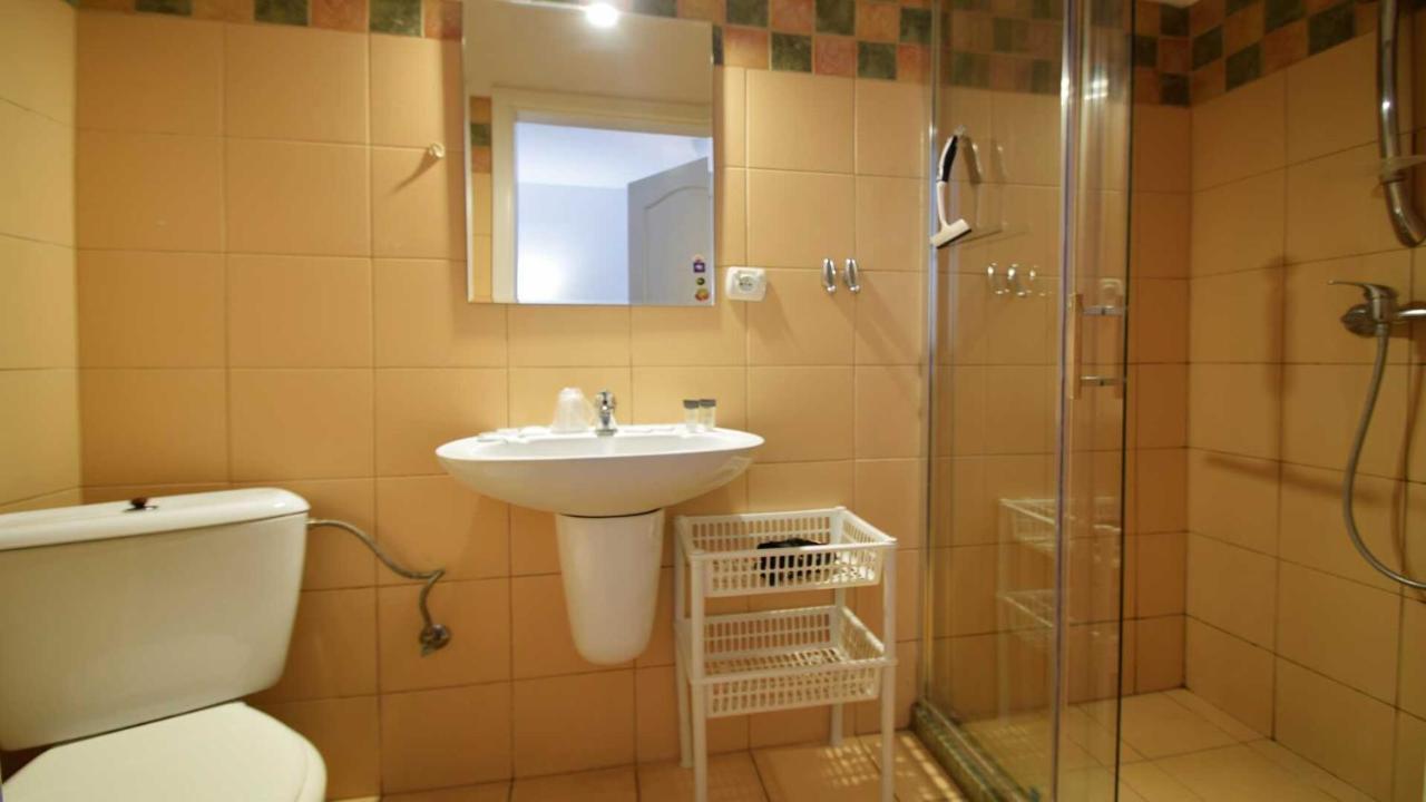 Ow Alfa Hotel Ревал Екстериор снимка